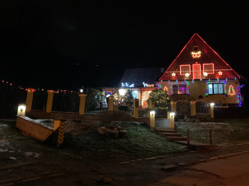 foto casă împodobită ca în povești, la mediaș