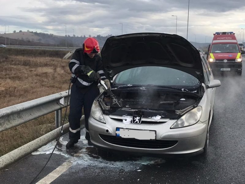 foto mașină cuprinsă de flăcări pe autostradă
