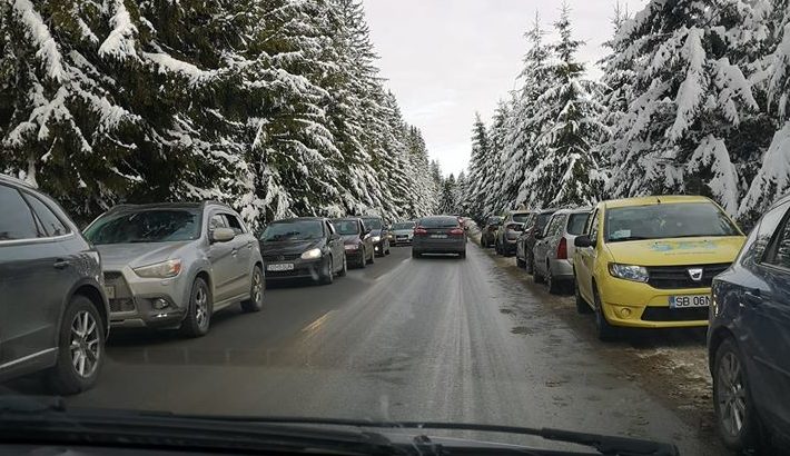 foto trafic îngreunat la păltiniș - coloane de mașini în zona arena platoș
