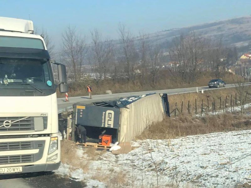 foto trafic îngreunat pe dn14, la ruși. un tir blochează drumul
