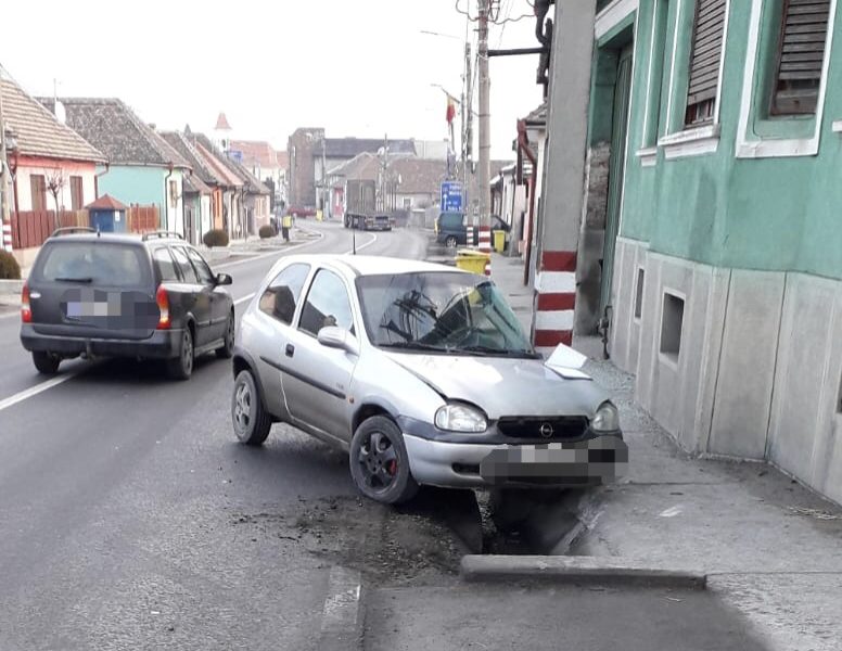 foto accident la copșa mică. șoferul a fost transportat la spital