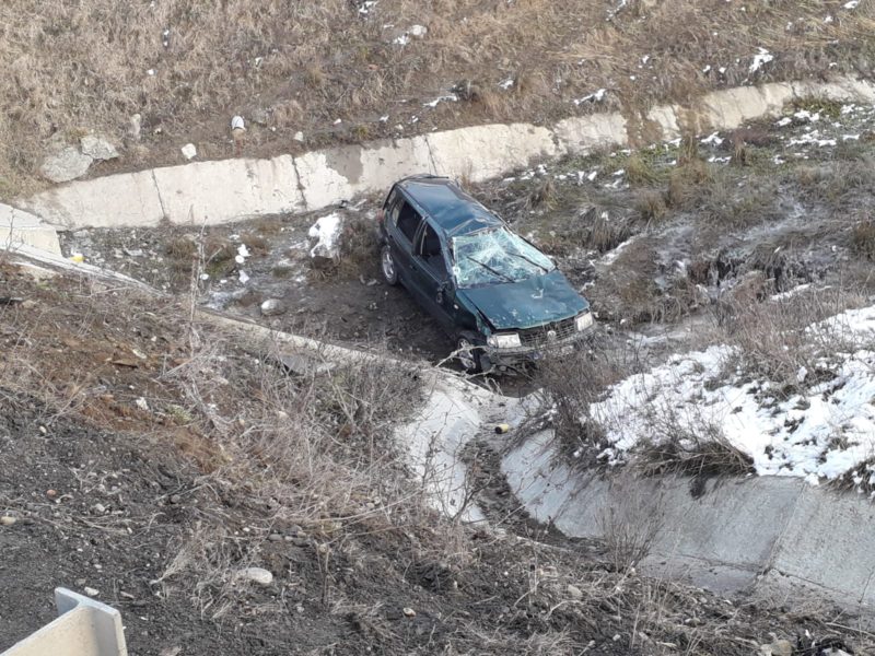 foto mașină răsturnată pe dn14, la târnava - o persoană rănită