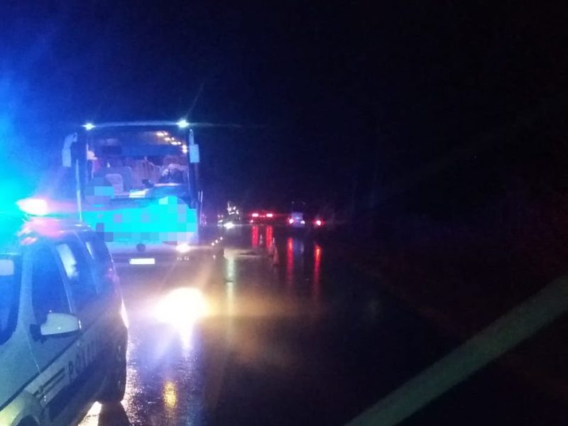 foto accident rutier pe dj106. un microbuz și un autobuz s-au ciocnit