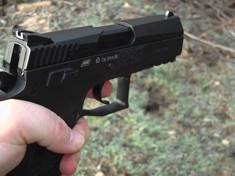bărbat din dârlos prins că deține ilegal un pistol - acum are dosar penal