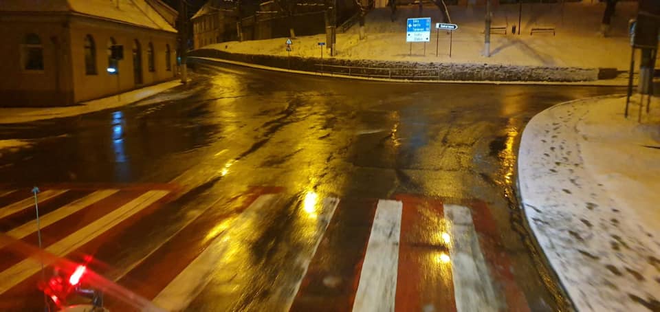 FOTO Cum se circulă la Mediaș după o noapte de ninsoare 2 foto cum se circulă la mediaș după o noapte de ninsoare