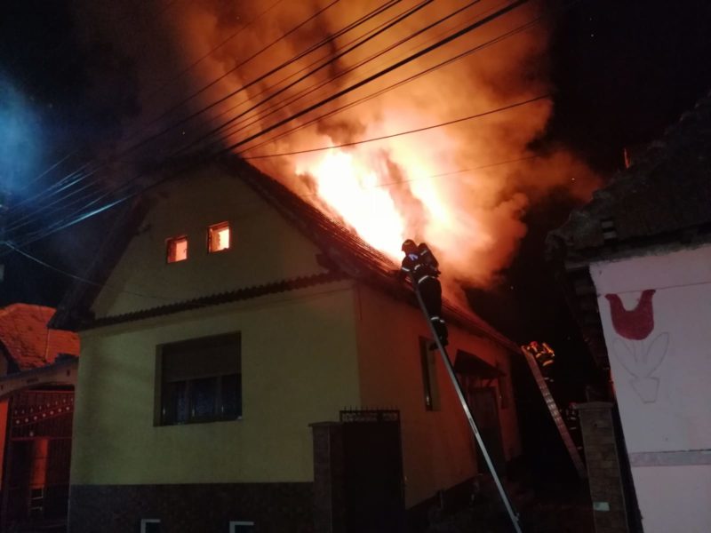 foto arde o casă la șura mare - intervin pompierii