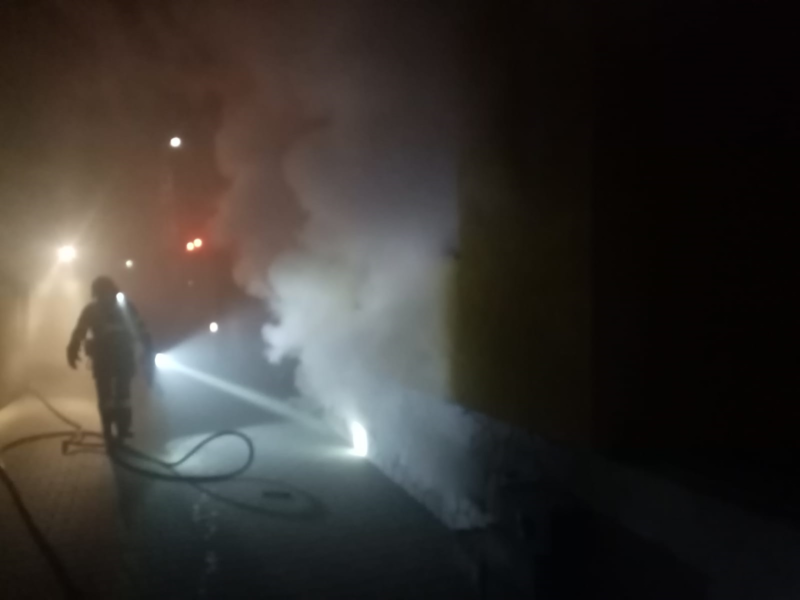 foto locuință cuprinsă de flăcări – pompierii au intervenit rapiad