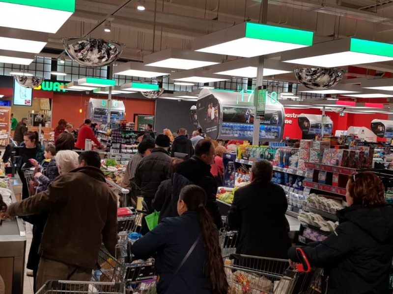 foto haos în supermarketuri, de teama coronavirusului - ”se cumpără ca de sărbători”