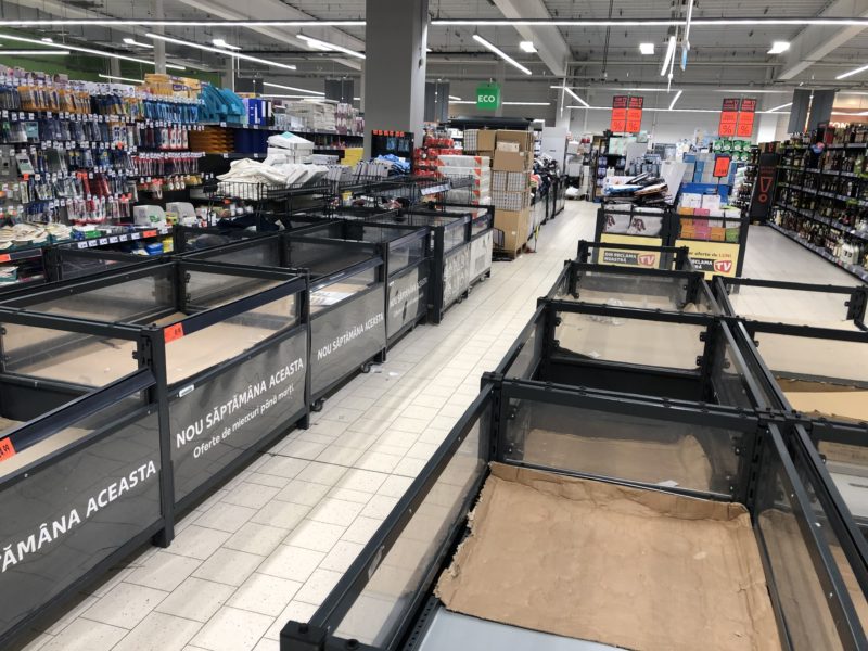 foto supermarketurile din oraș luate cu asalt - medieșenii speriați de coronavirus