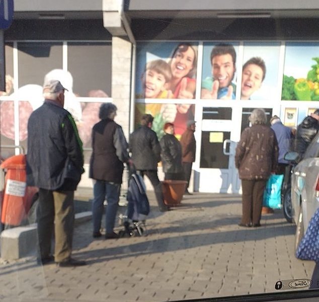 foto pensionarii iau cu asalt supermarketurile din oraș, din cauza coronavirsului