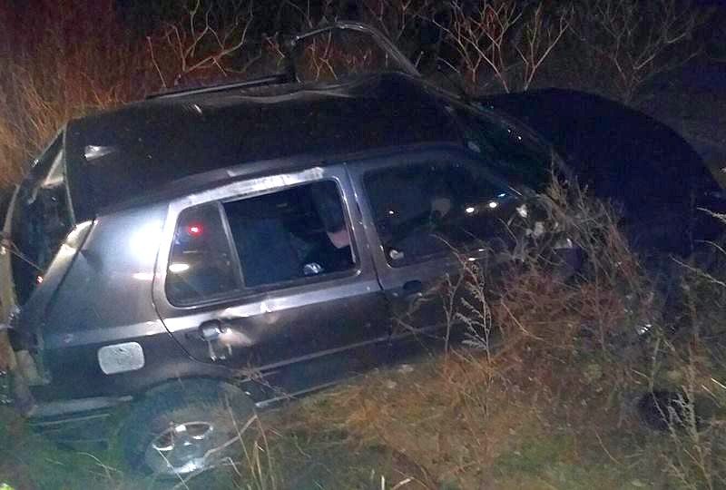 urmărit de poliție și fără permis, dar cu tupeu - minorul s-a oprit cu mașina în șanț