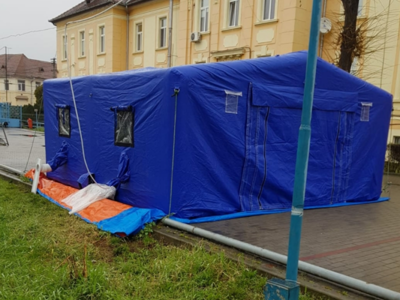 foto cort pentru triaj epidemiologic montat la spitalul municipal mediaș