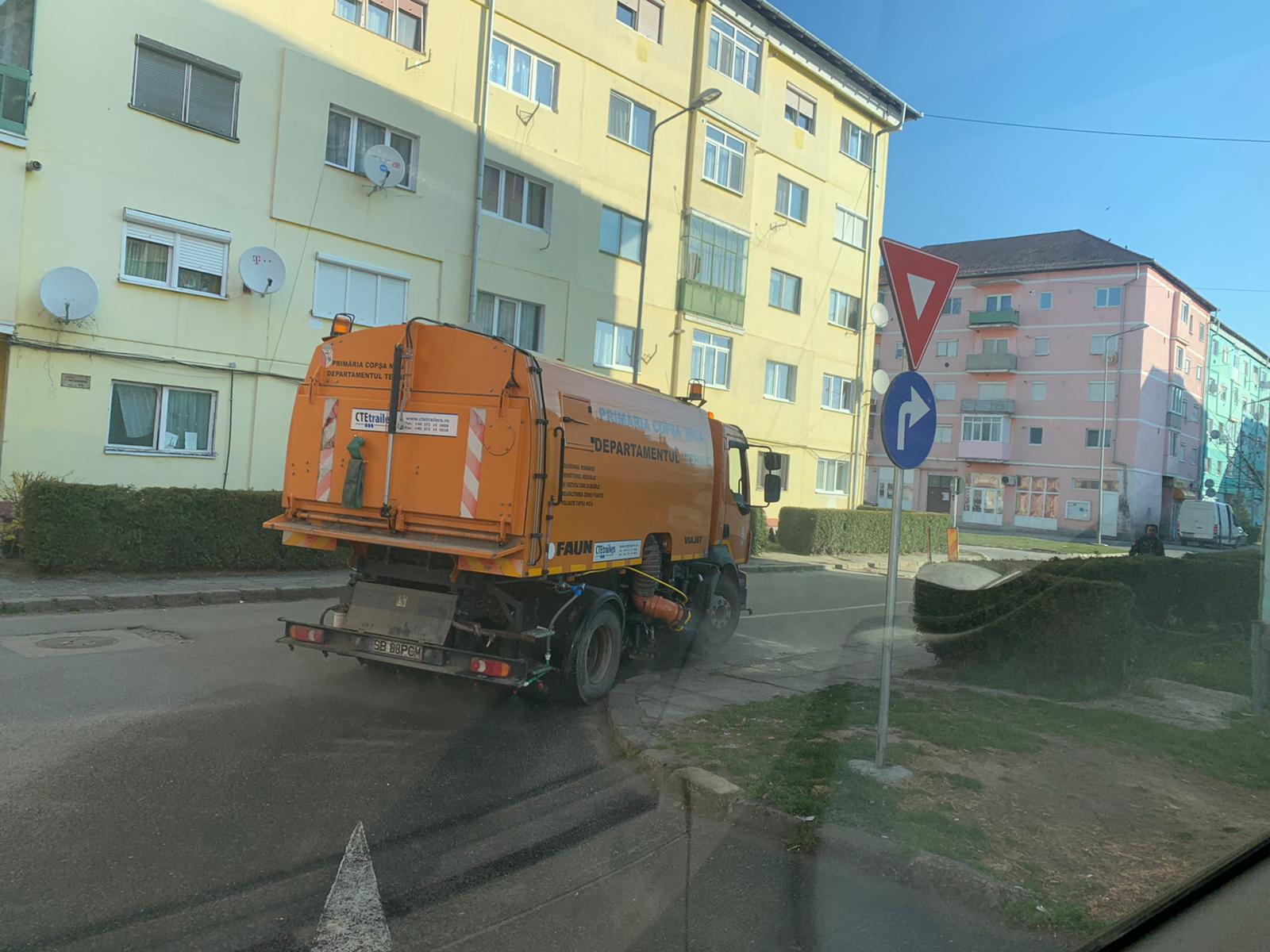 FOTO Scările de bloc din Copșa Mică au fost dezinfectate 2 foto scările de bloc din copșa mică au fost dezinfectate