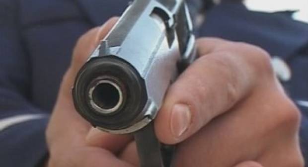 împușcat în picior de un polițist după ce a sărit să îl taie cu drujba