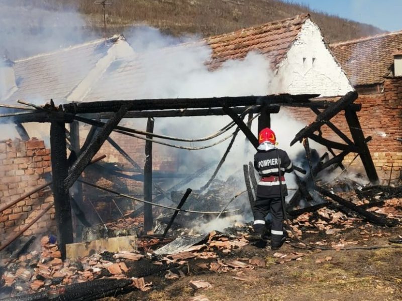 foto șură mistuită de flăcări la axente sever - focul a fost stins după două ore