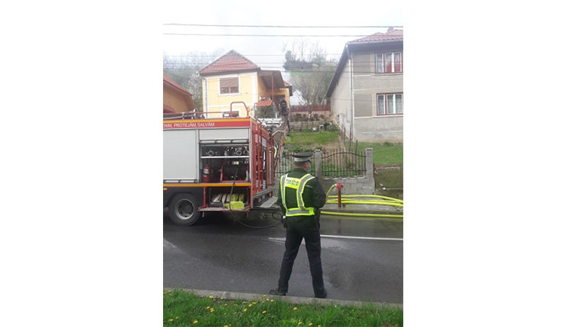 foto video incendiu în greweln - arde acoperișul unei case