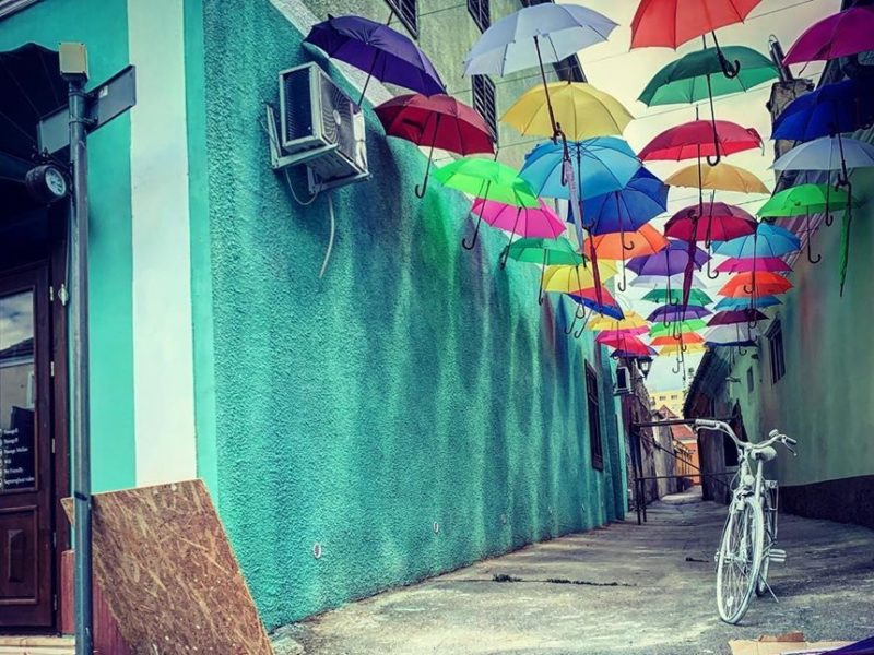 foto pasajul smârdan cea mai colorată stradă din mediaș