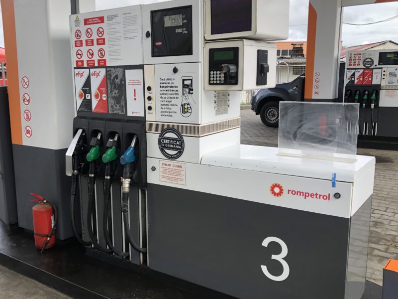 gafă monumentală la o stație de carburanți din mediaș - pompă de benzină cu etichetă de motorină