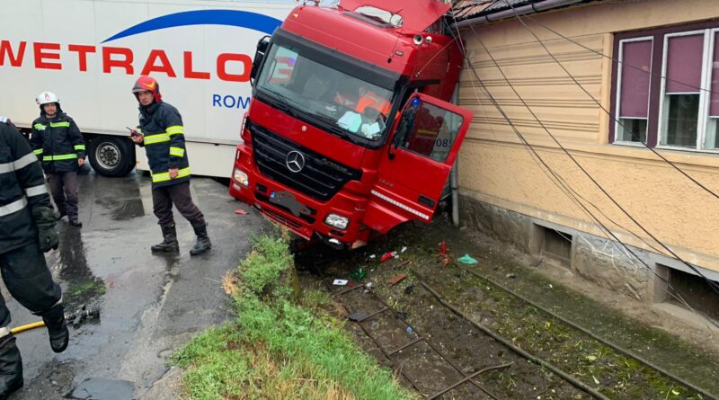FOTO Două locuințe avariate de un Tir plin cu alimente 2 foto două locuințe avariate de un tir plin cu alimente