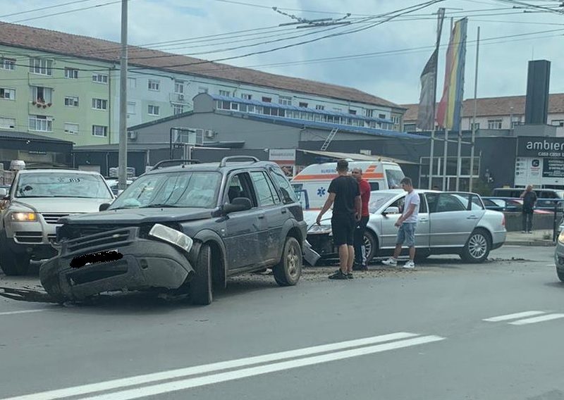 foto accident pe șoseaua sibiului din mediaș - trei mașini au fost implicate