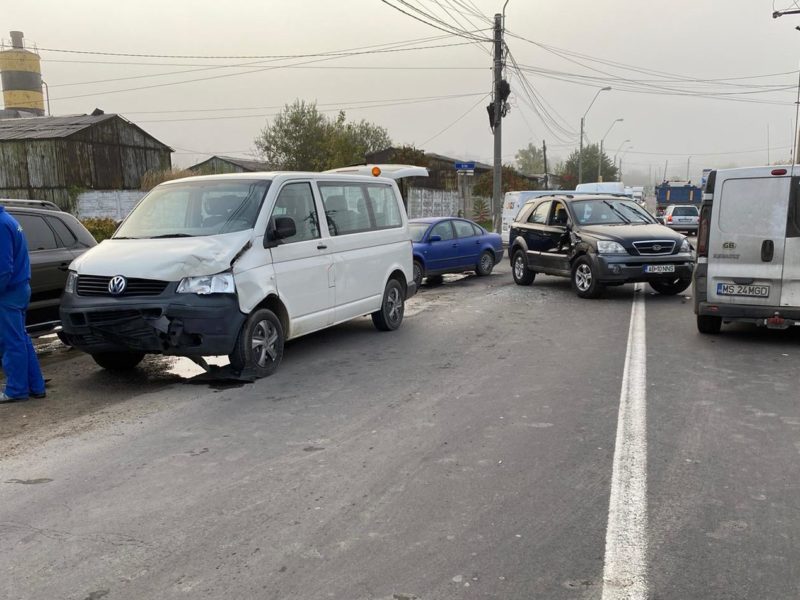 accident în lanț la mediaș - un autoturism și două microbuze s-au ciocnit pe strada gării