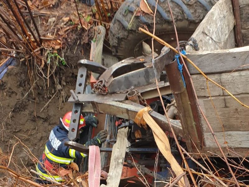 pompierii din dumbrăveni, intervenție în mureș. au salvat un bărbat de sub un tractor