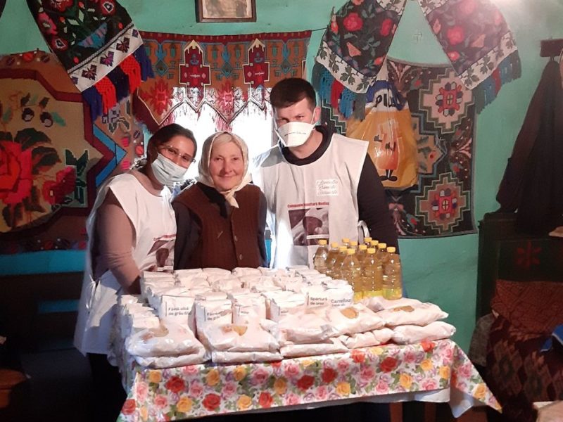 asociația primește și dăruiește a ajutat o bătrână din munții apuseni