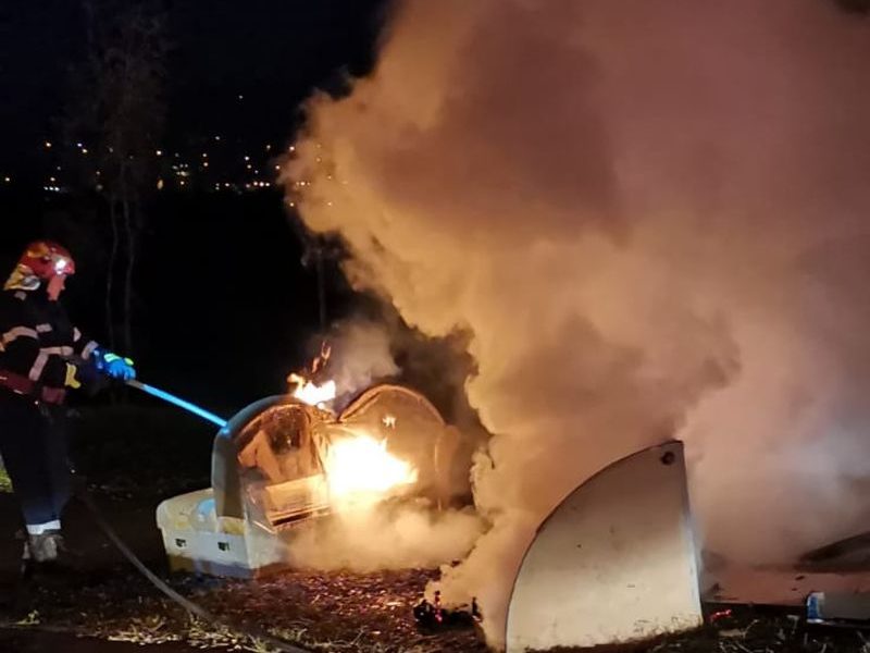 foto: canapele aruncate la gunoi cuprinse de flăcări în mediaș