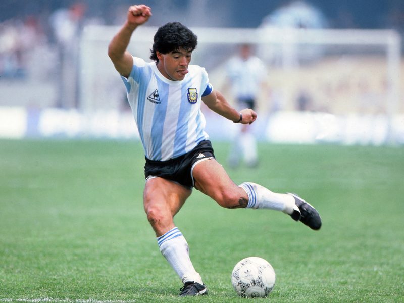 legenda fotbalului diego armando maradona a murit la 60 de ani, în urma unui stop cardiac