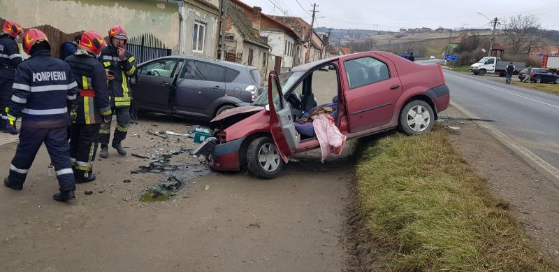 FOTO Accident la Șura Mare. Trei persoane au ajuns la spital 2 foto accident la șura mare. trei persoane au ajuns la spital