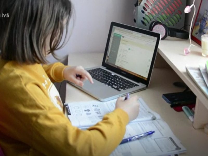 optzeci de elevi din copșa mică trec la ore online - un profesor s-a infectat cu covid