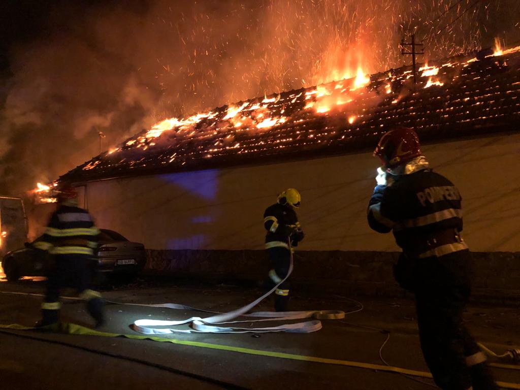 FOTO Incendiu la un microbuz și o casă din Mediaș - Focul a fost pus intenționat 6 foto incendiu la un microbuz și o casă din mediaș - focul a fost pus intenționat