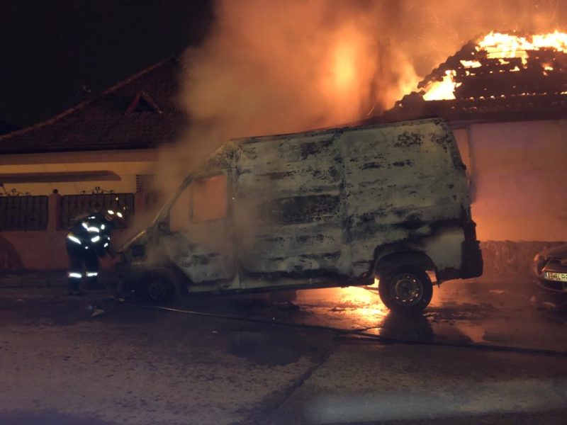 foto incendiu la un microbuz și o casă din mediaș - focul a fost pus intenționat