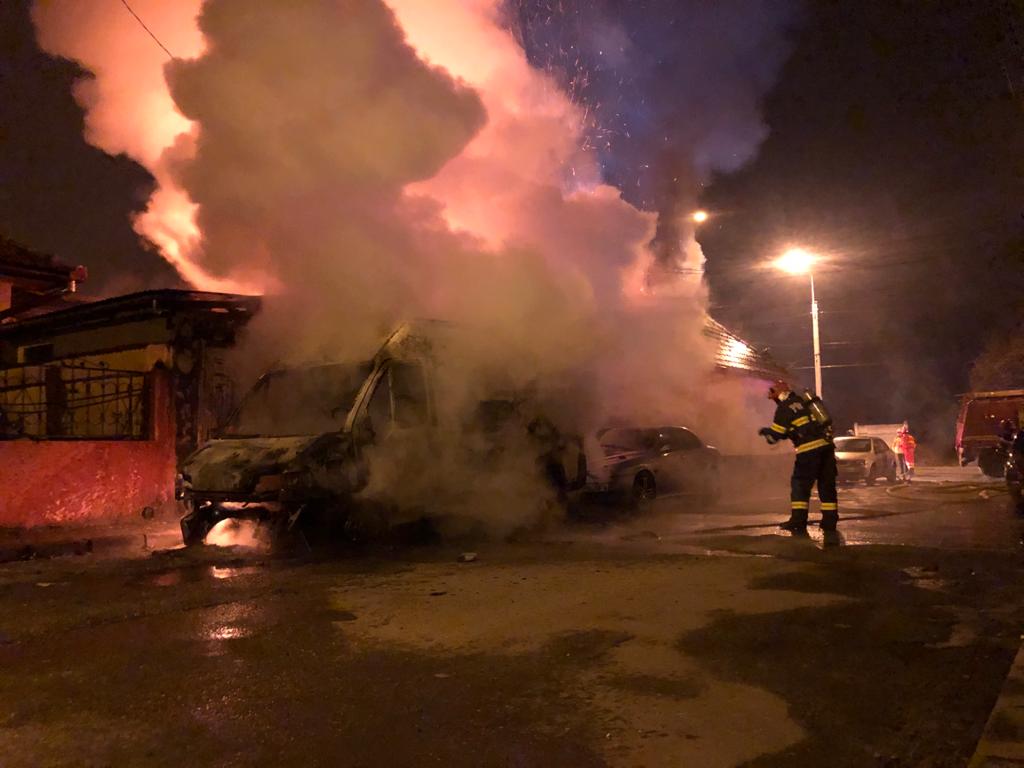 foto incendiu la un microbuz și o casă din mediaș - focul a fost pus intenționat