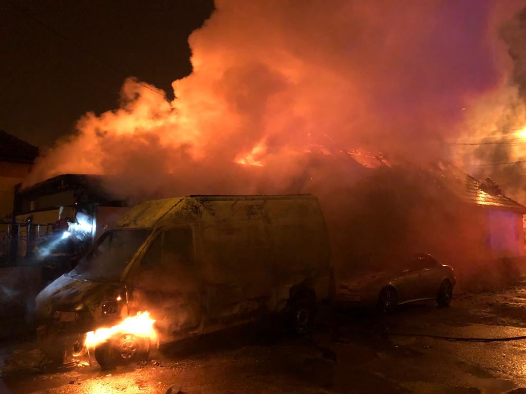 FOTO Incendiu la un microbuz și o casă din Mediaș - Focul a fost pus intenționat 4 foto incendiu la un microbuz și o casă din mediaș - focul a fost pus intenționat