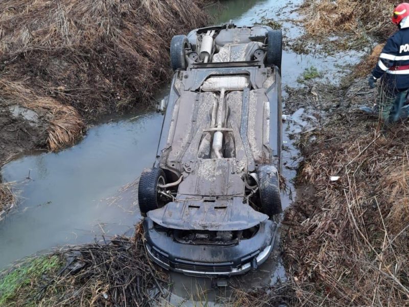 mașină căzută în pârâu la bârghiș - copil și doi adulți, duși la spital