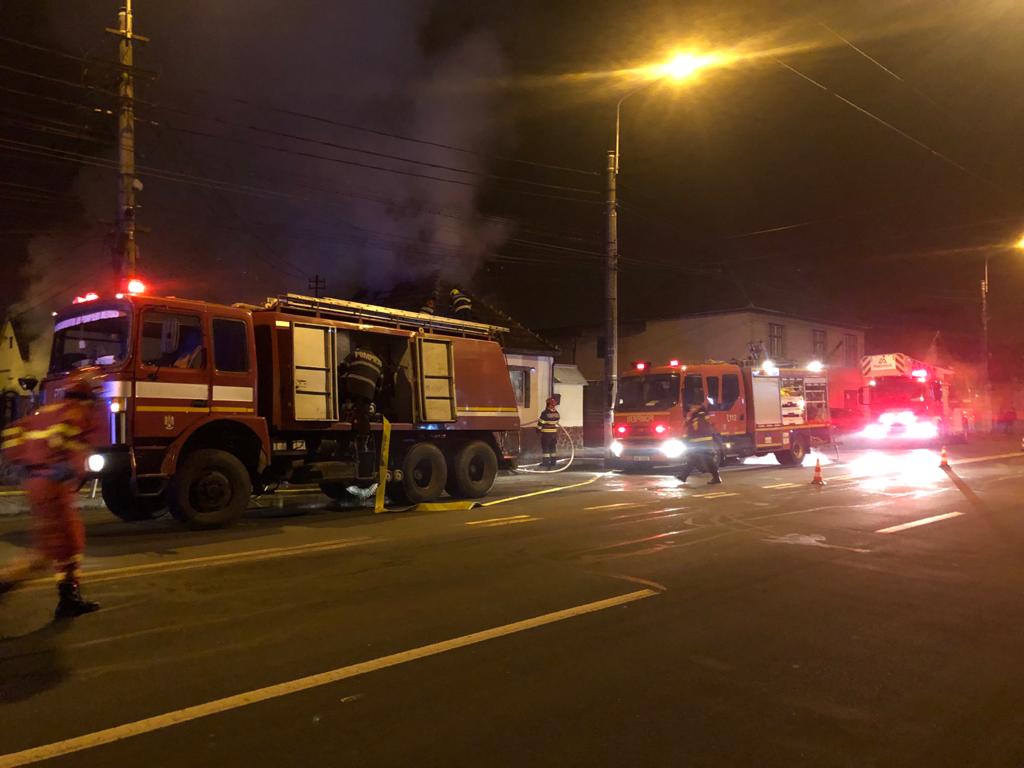 foto incendiu la un microbuz și o casă din mediaș - focul a fost pus intenționat
