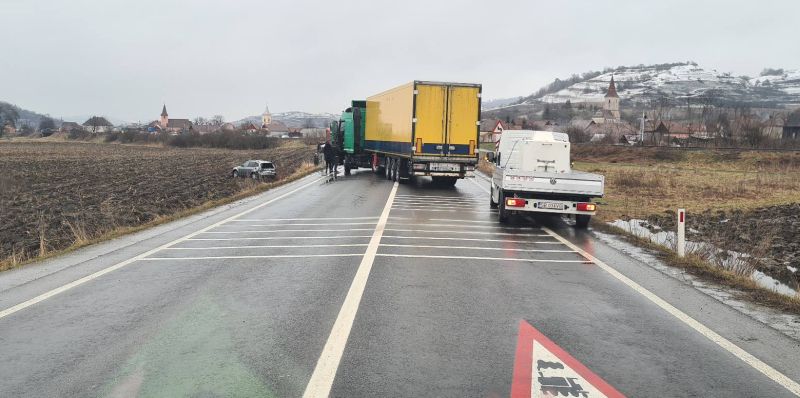 UPDATE FOTO Accident cu două mașini implicate pe DN14 la Agârbiciu 2 update foto accident cu două mașini implicate pe dn14 la agârbiciu