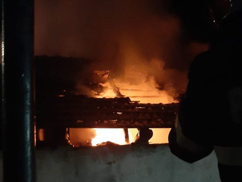 locuință în flăcări la târnava - incendiul a izbucnit în podul casei