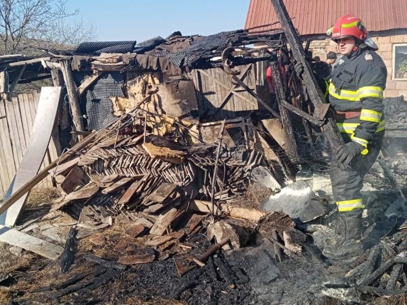 foto incendiu la boian - au ars lemnele dintr-o gospodărie