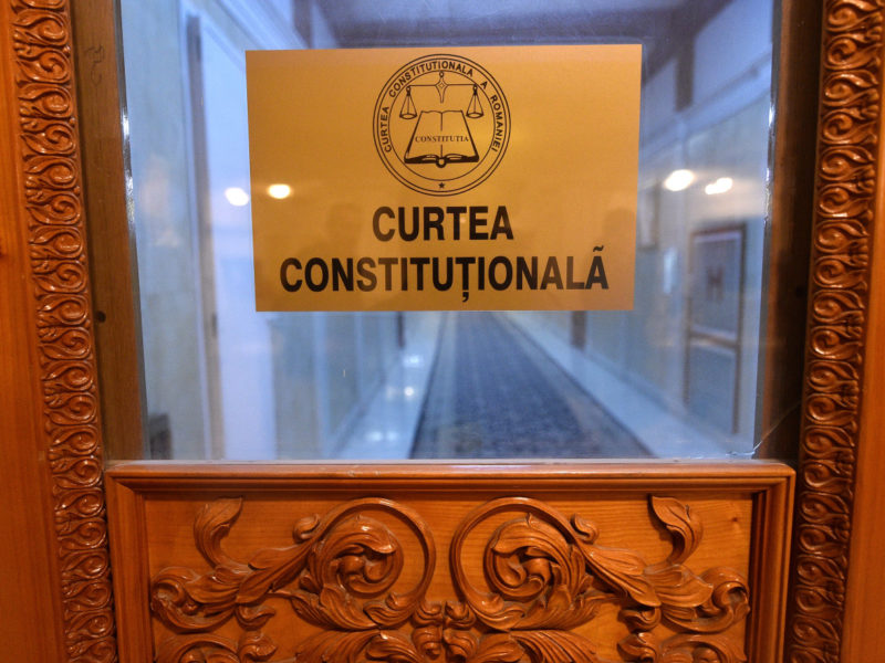 curtea constituțională a româniei a decis că părinții asigurați au dreptul la concediu șli indemnizație pentru îngrijirea copilului grav bolnav și după vârsta de 16 ani