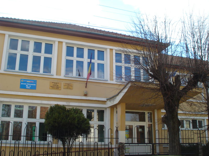 școlile din mediaș, în scenariul galben - cele din dumbrăveni și copșa mică, în verde