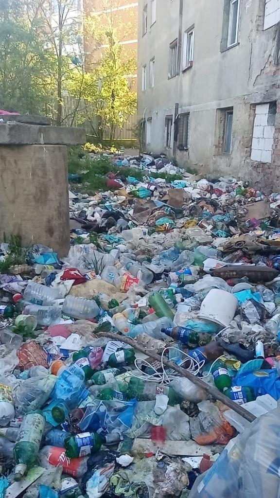 mormane de gunoi pe strada tineretului - primarul vrea să demoleze blocurile