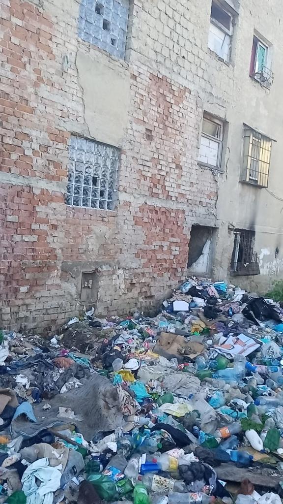 mormane de gunoi pe strada tineretului - primarul vrea să demoleze blocurile