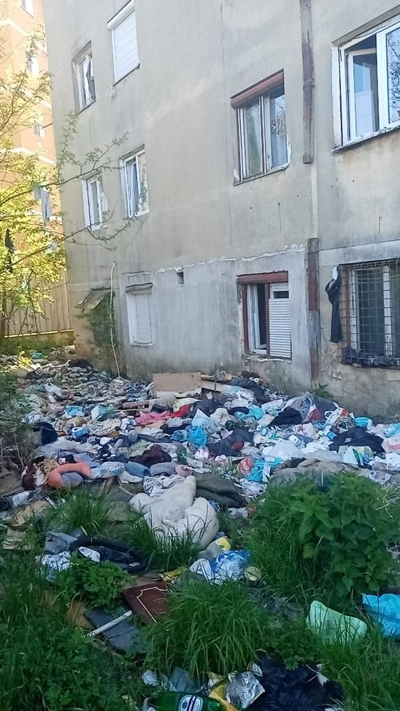 mormane de gunoi pe strada tineretului - primarul vrea să demoleze blocurile