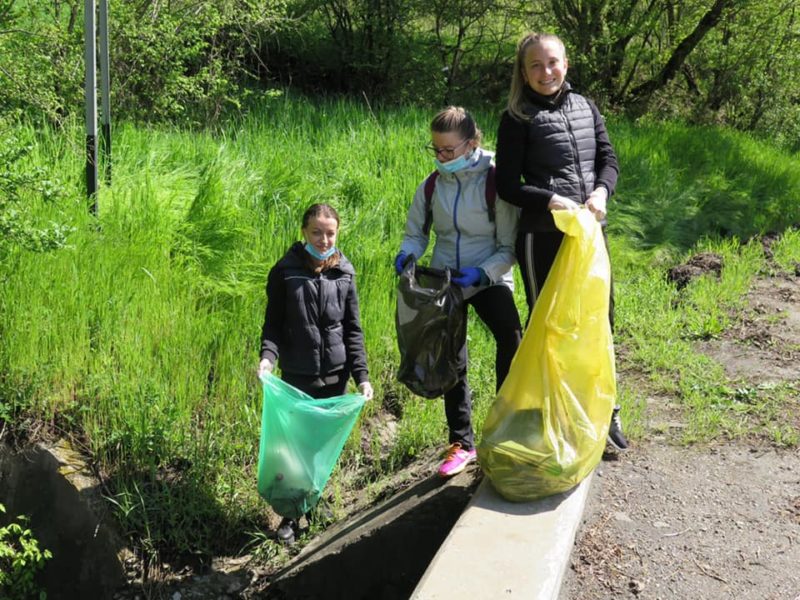 zeci de voluntari au participat la acțiuni de ecologizare și igienizare la mediaș