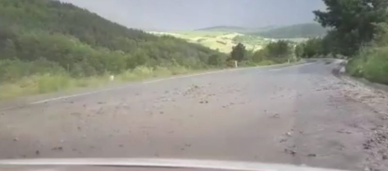 circulație îngreunată între slimnic și mediaș din cauza aluviunilor de pe șosea