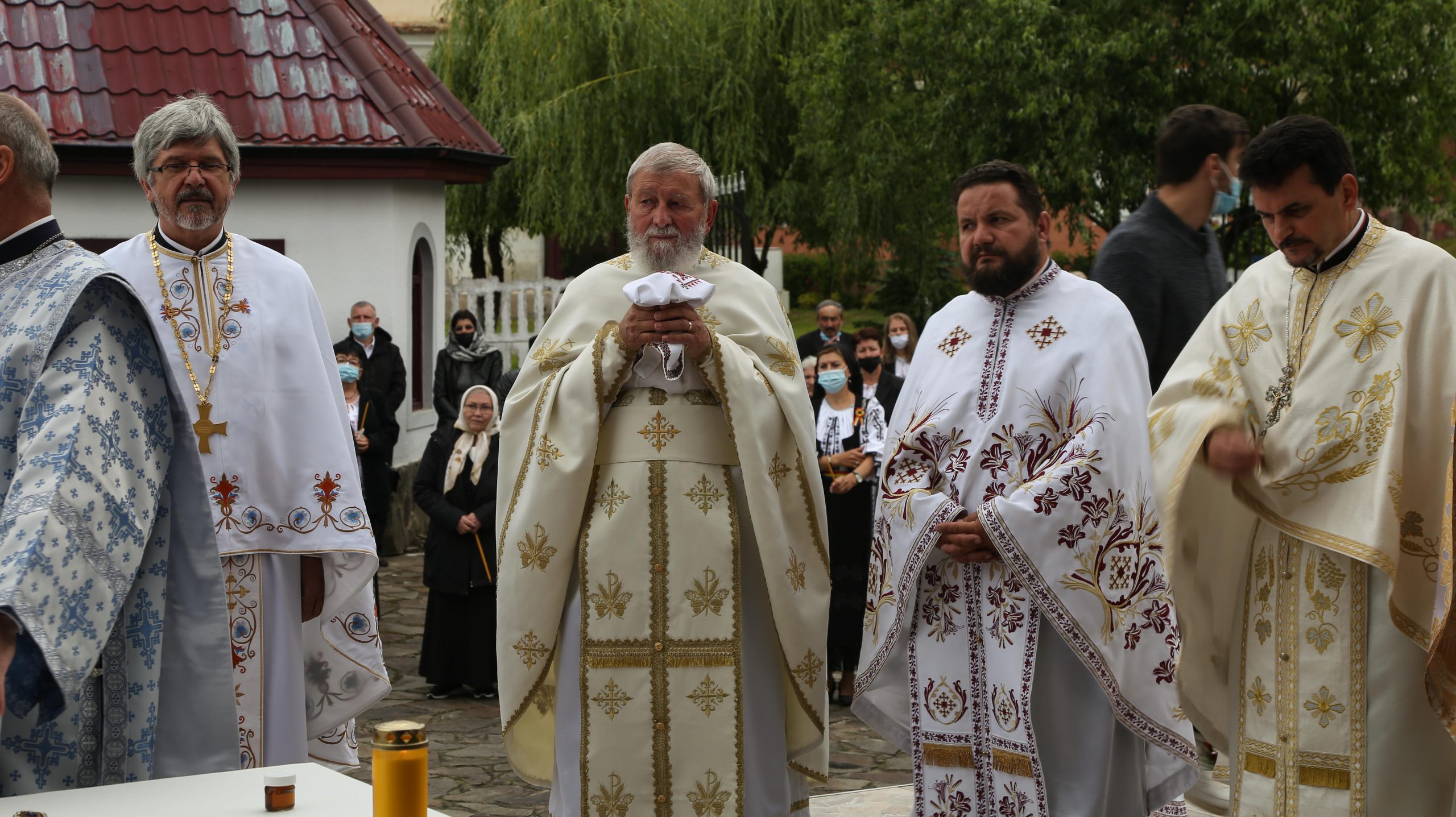 foto: biserica „învierea domnului” din dumbrăveni a fost sfințită