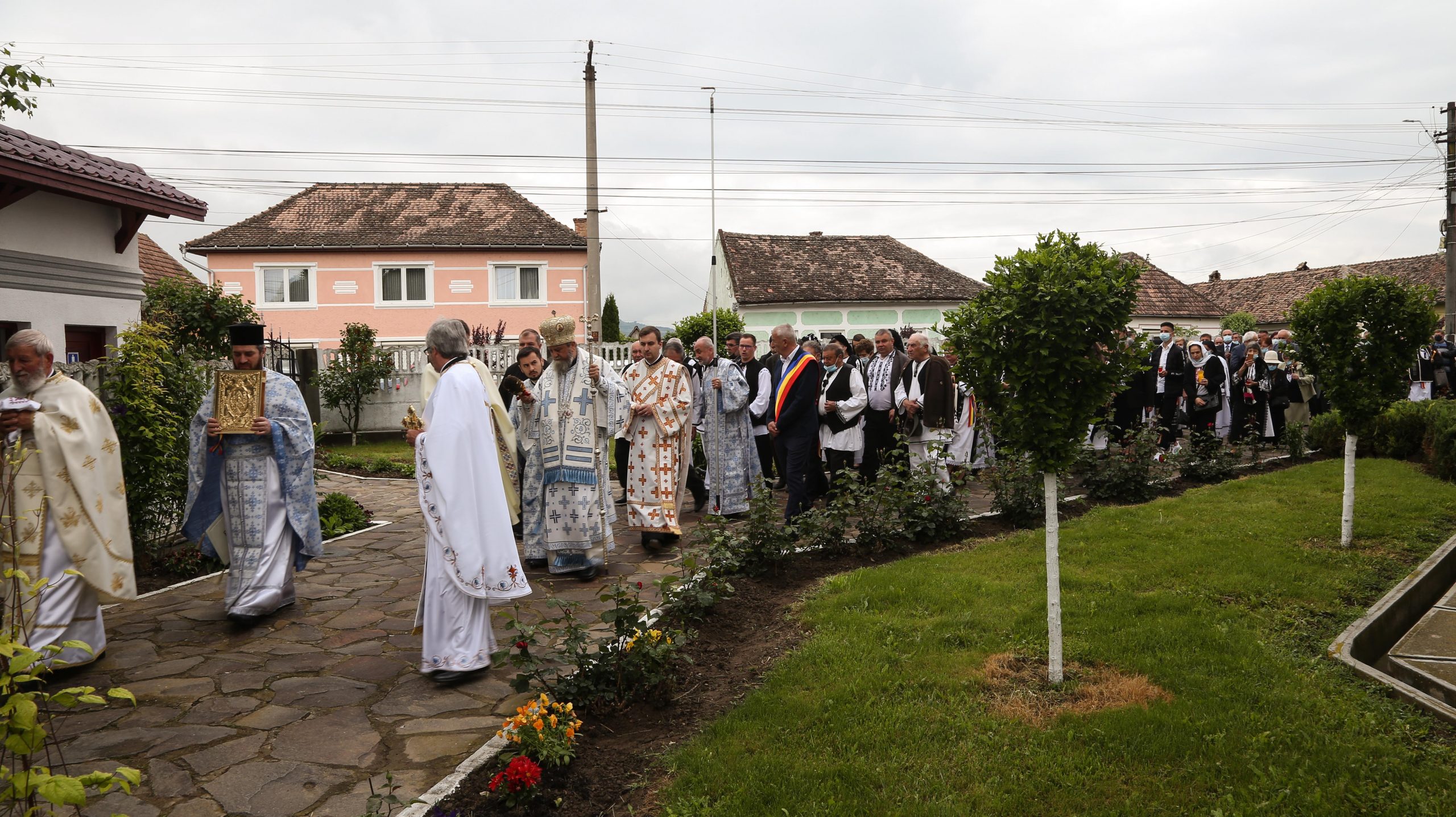 foto: biserica „învierea domnului” din dumbrăveni a fost sfințită
