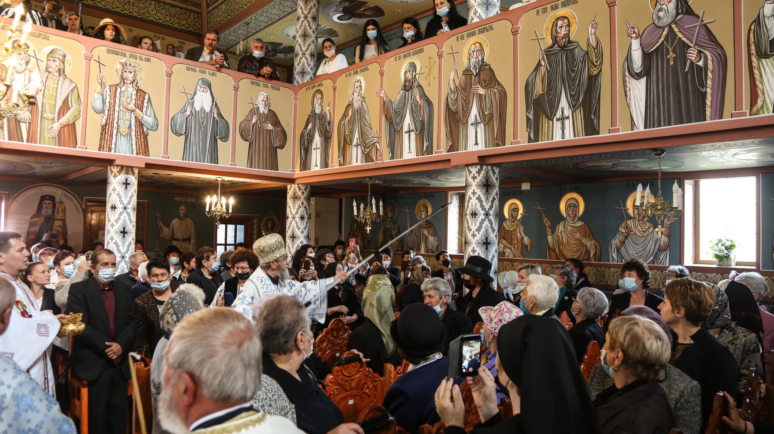 foto: biserica „învierea domnului” din dumbrăveni a fost sfințită